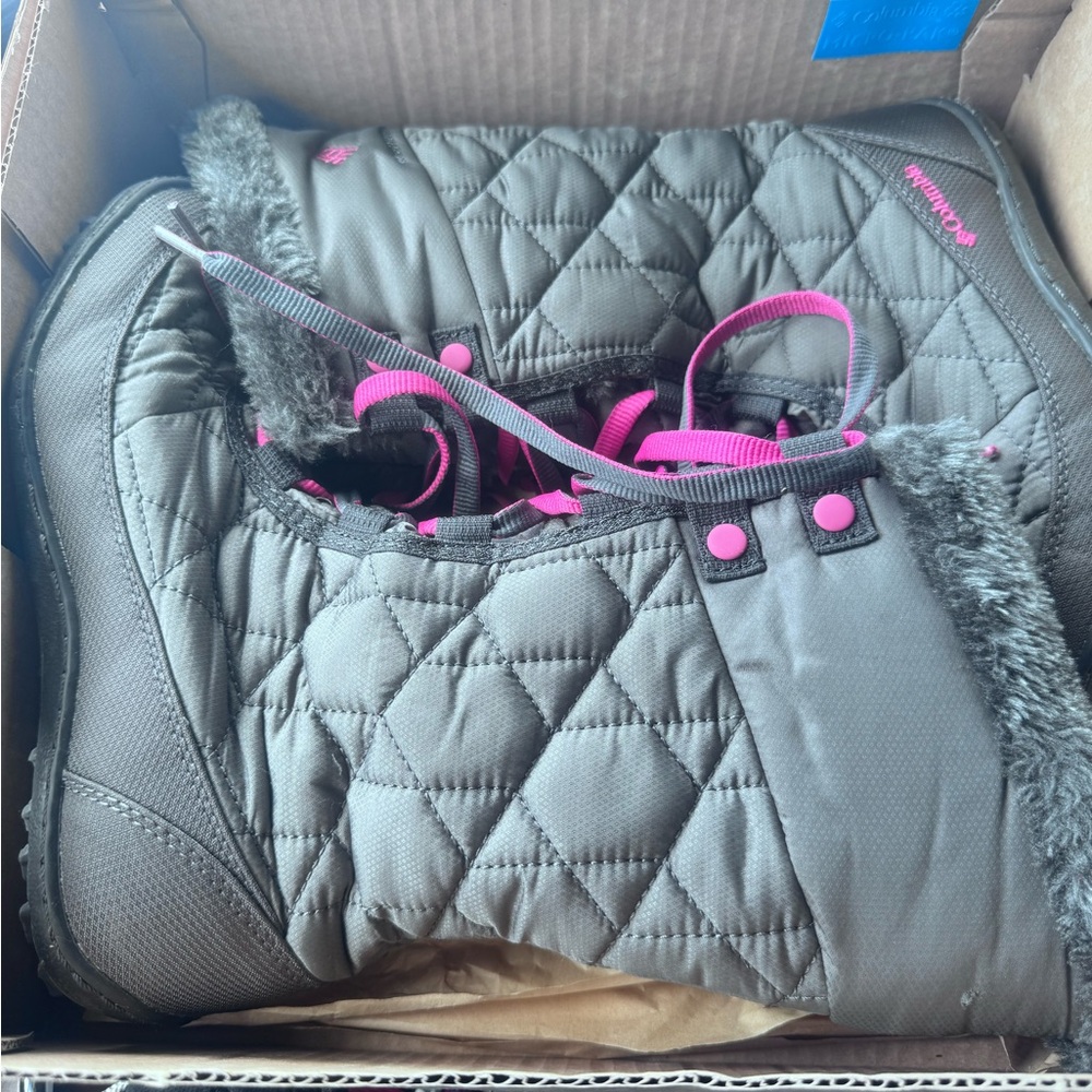 Columbia boots for girl size 5 like new , grey color